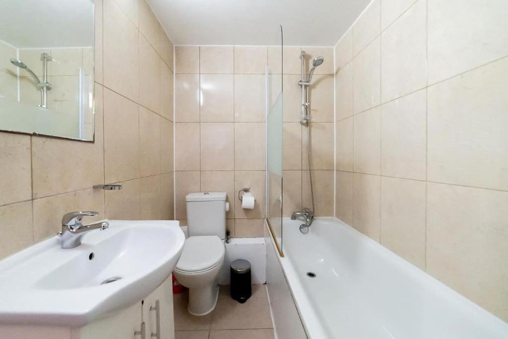 2 Bedroom Apartment ลอนดอน ภายนอก รูปภาพ