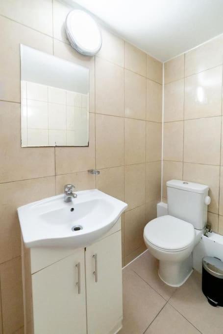 2 Bedroom Apartment ลอนดอน ภายนอก รูปภาพ